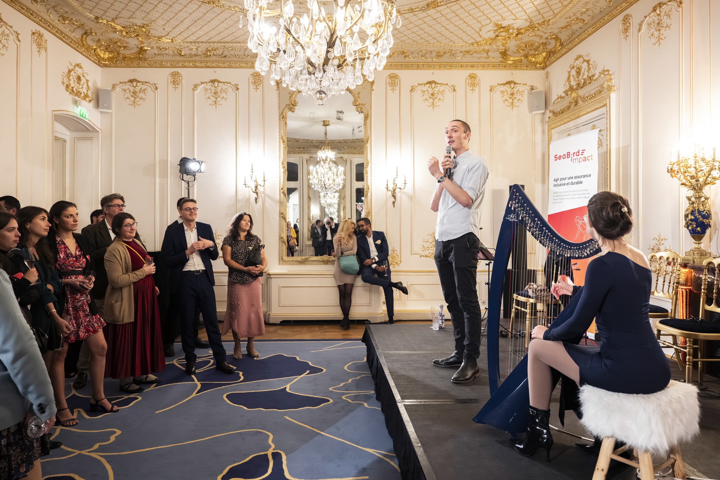 Un conteur et une harpiste face à une foule